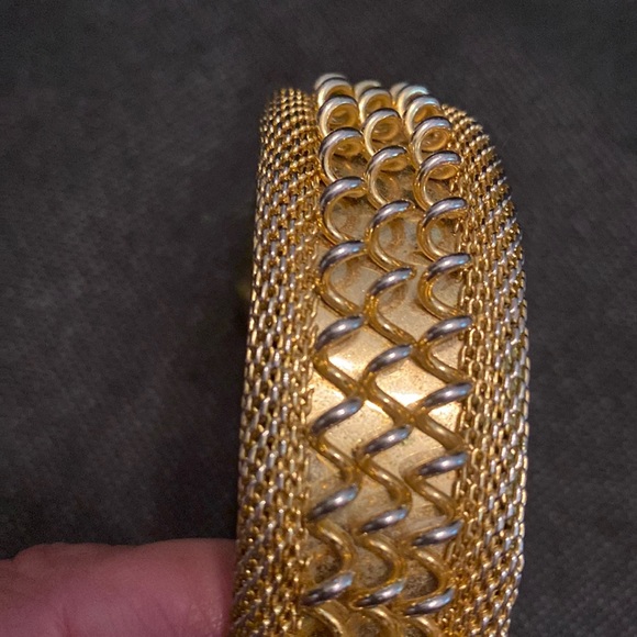 Vintage lot of 2 gold tone Cuff metal Bracelet/bangles - Picture 5 of 10